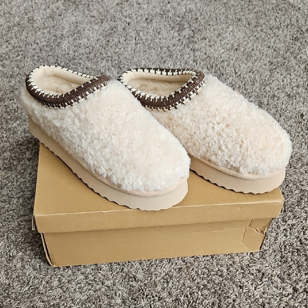 Steve Madden Cream Fuzzy Women's Slippers